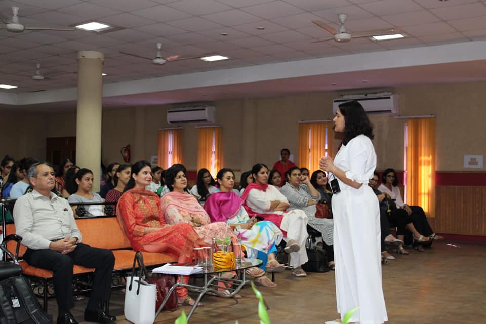 Public Speaking Mastery for Women – Speak with Power & Influence